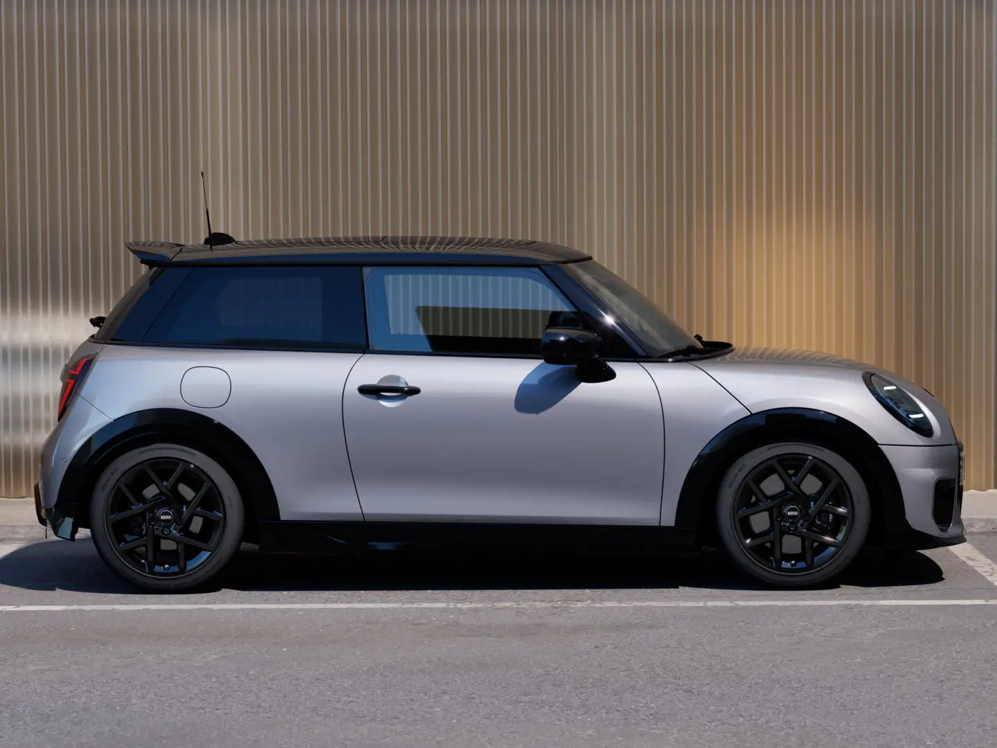 3-θυρο MINI Cooper σε Melting Silver – πλάγια όψη.