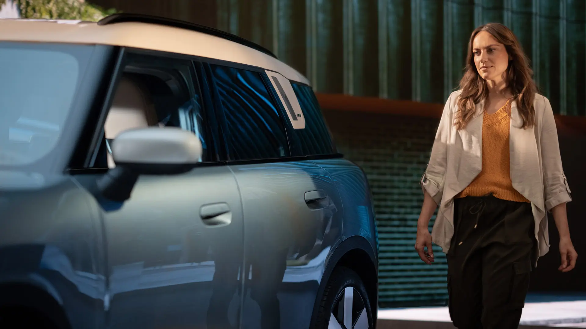 Γυναίκα στον Επίσημο Έμπορο MINI μετά από συμβουλευτική με το MINI Financial Services. 