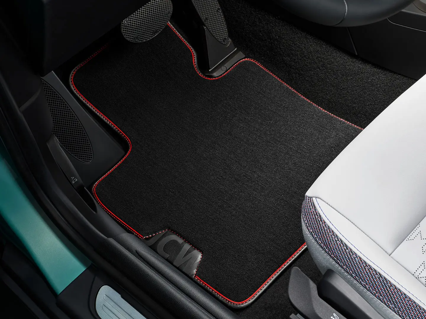 Υφασμάτινο ταπέτο MINI John Cooper Works στον χώρο ποδιών.