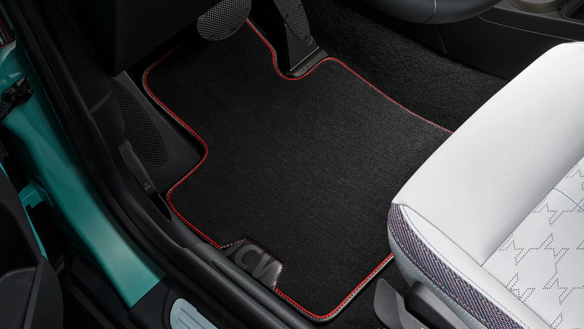 Υφασμάτινο ταπέτο MINI John Cooper Works στον χώρο ποδιών. 