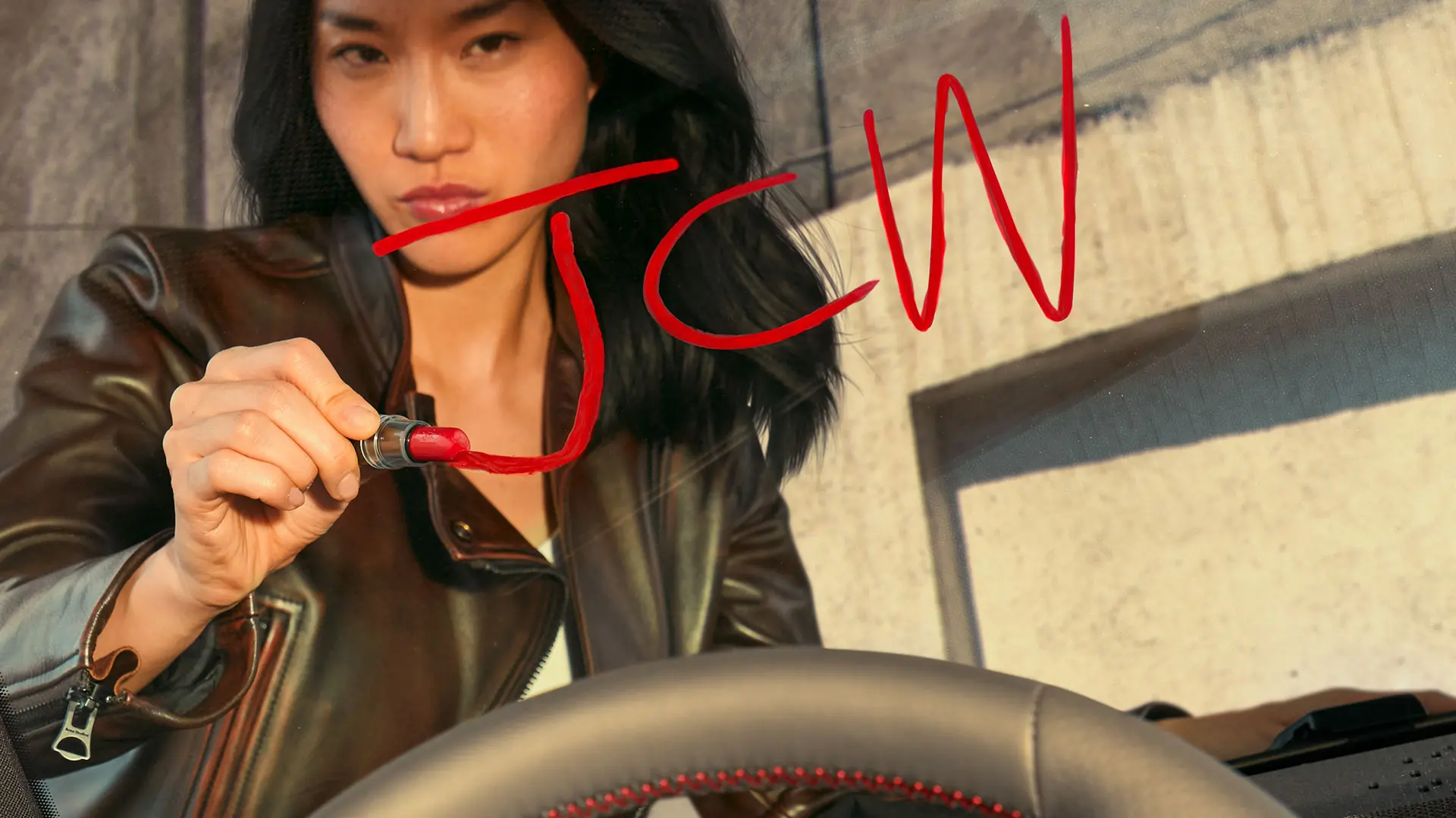 Γυναίκα σε Επίσημο Έμπορο MINI περιμένει για test drive σε JCW. 