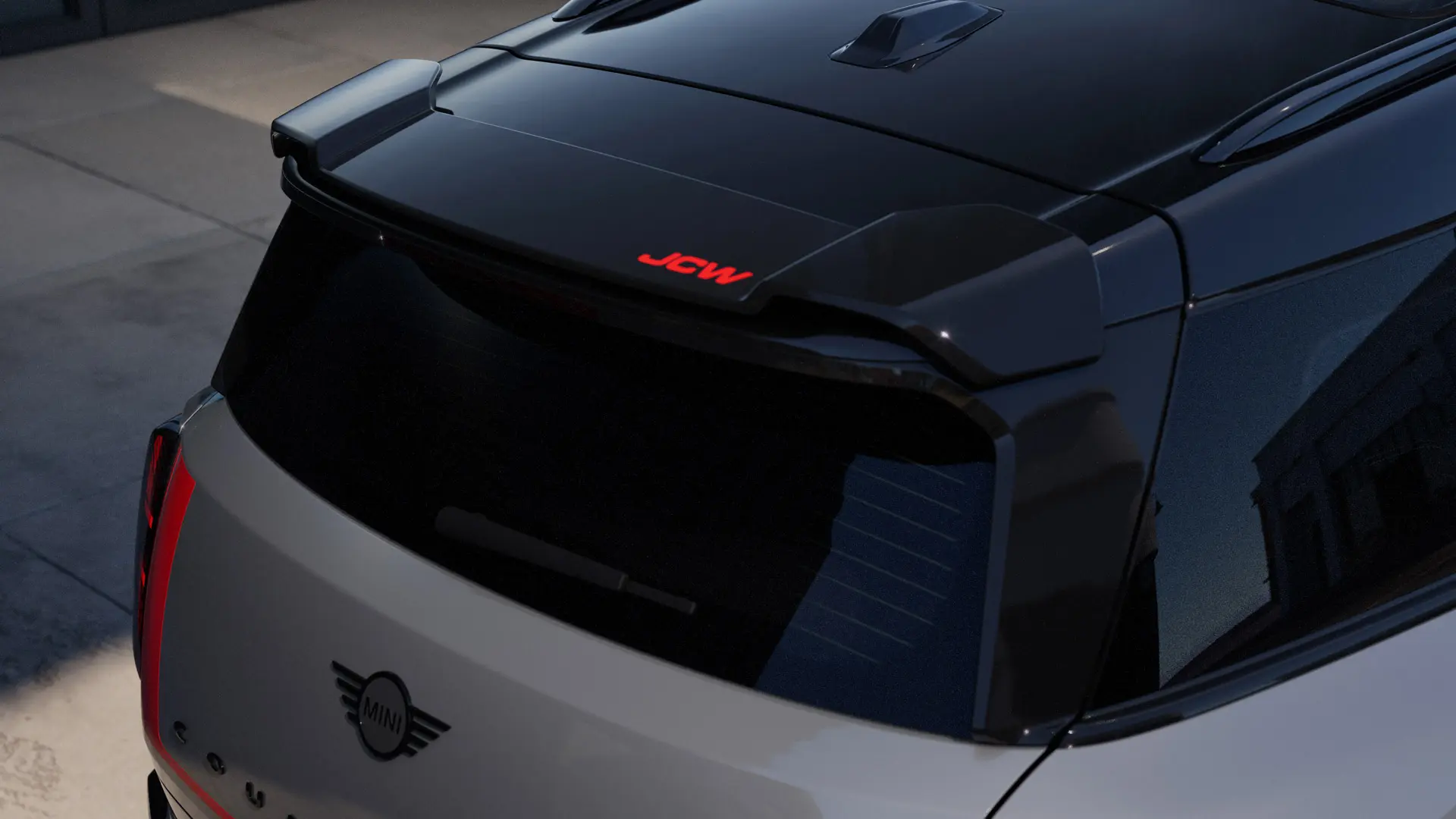 Εξάρτημα αεροτομής οροφής MINI John Cooper Works με λεπτομέρεια σε John Cooper Works Chili Red.