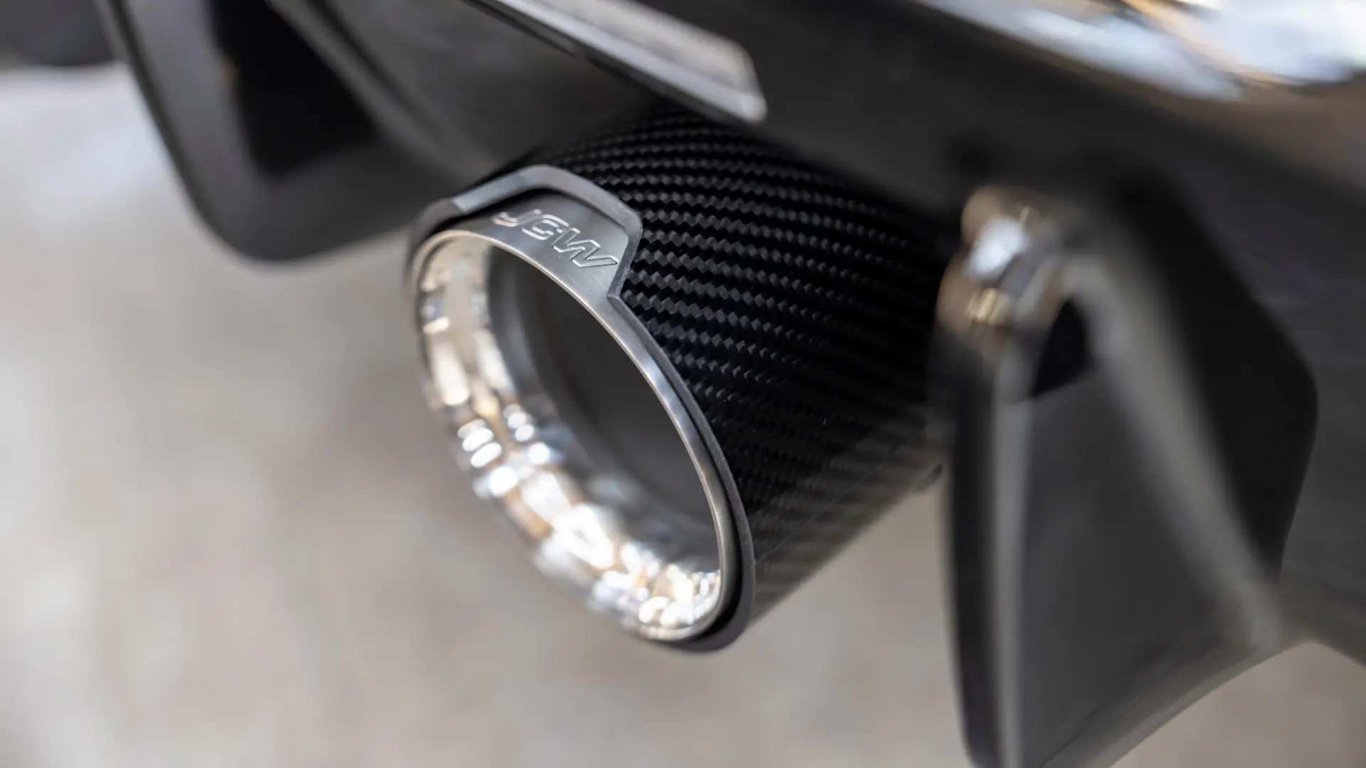 Το διακοσμητικό κάλυμμα απόληξης εξάτμισης MINI John Cooper Works τοποθετείται στο σύστημα εξάτμισης και προσδίδει αγωνιστική εμφάνιση στο αυτοκίνητό σου. 