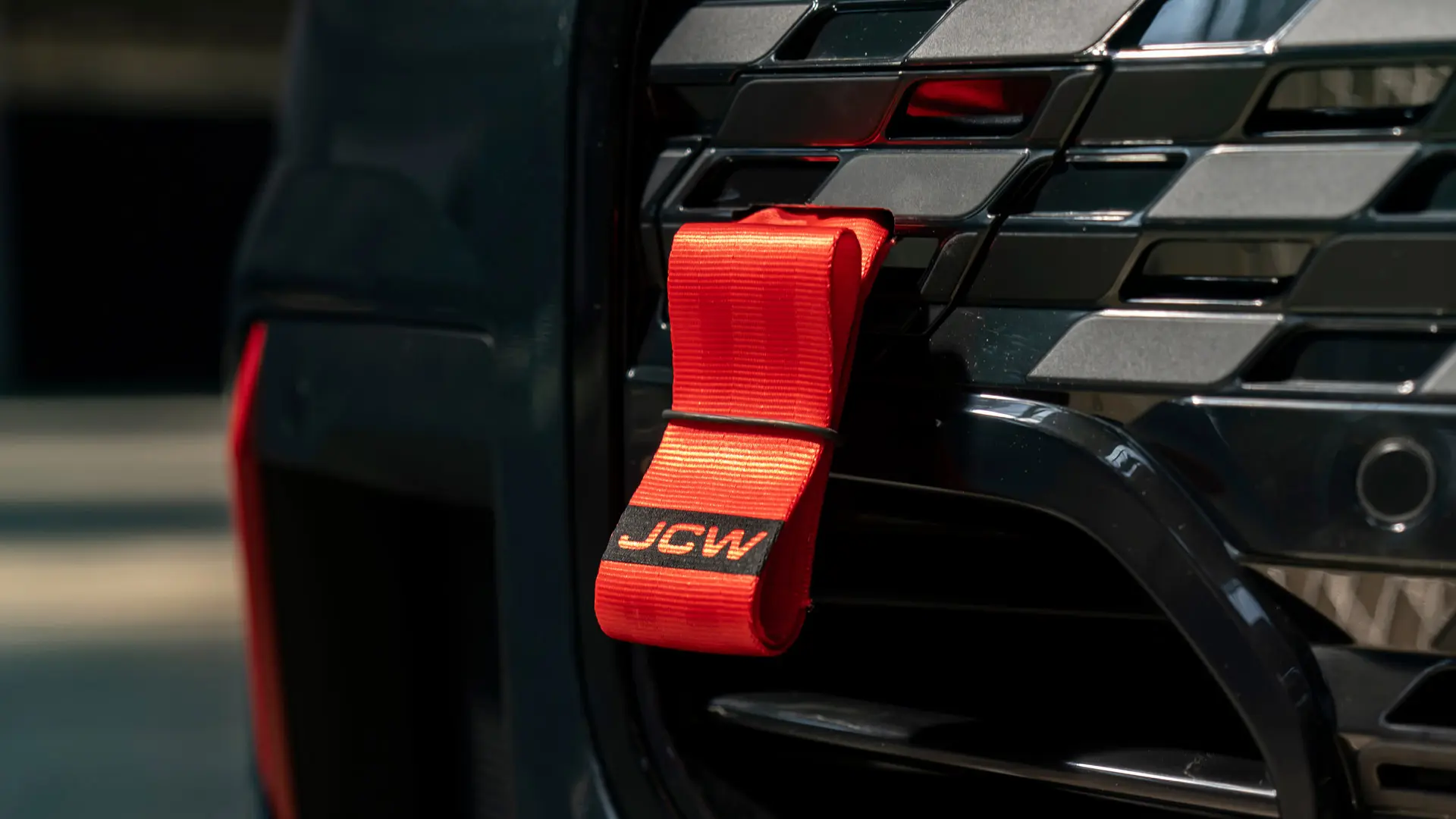 Ο κόκκινος ιμάντας ρυμούλκησης MINI John Cooper Works με μαύρο λογότυπο JCW έχει μήκος κορμού 90 mm.