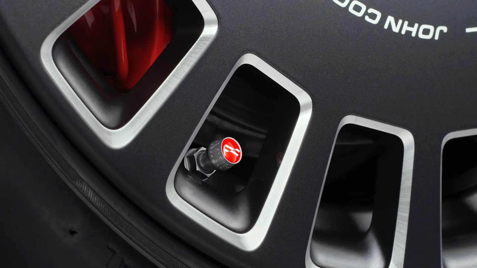 Τα αλουμινένια καπάκια βαλβίδων John Cooper Works προσθέτουν μια κομψή κόκκινη λεπτομέρεια στα ελαστικά. 