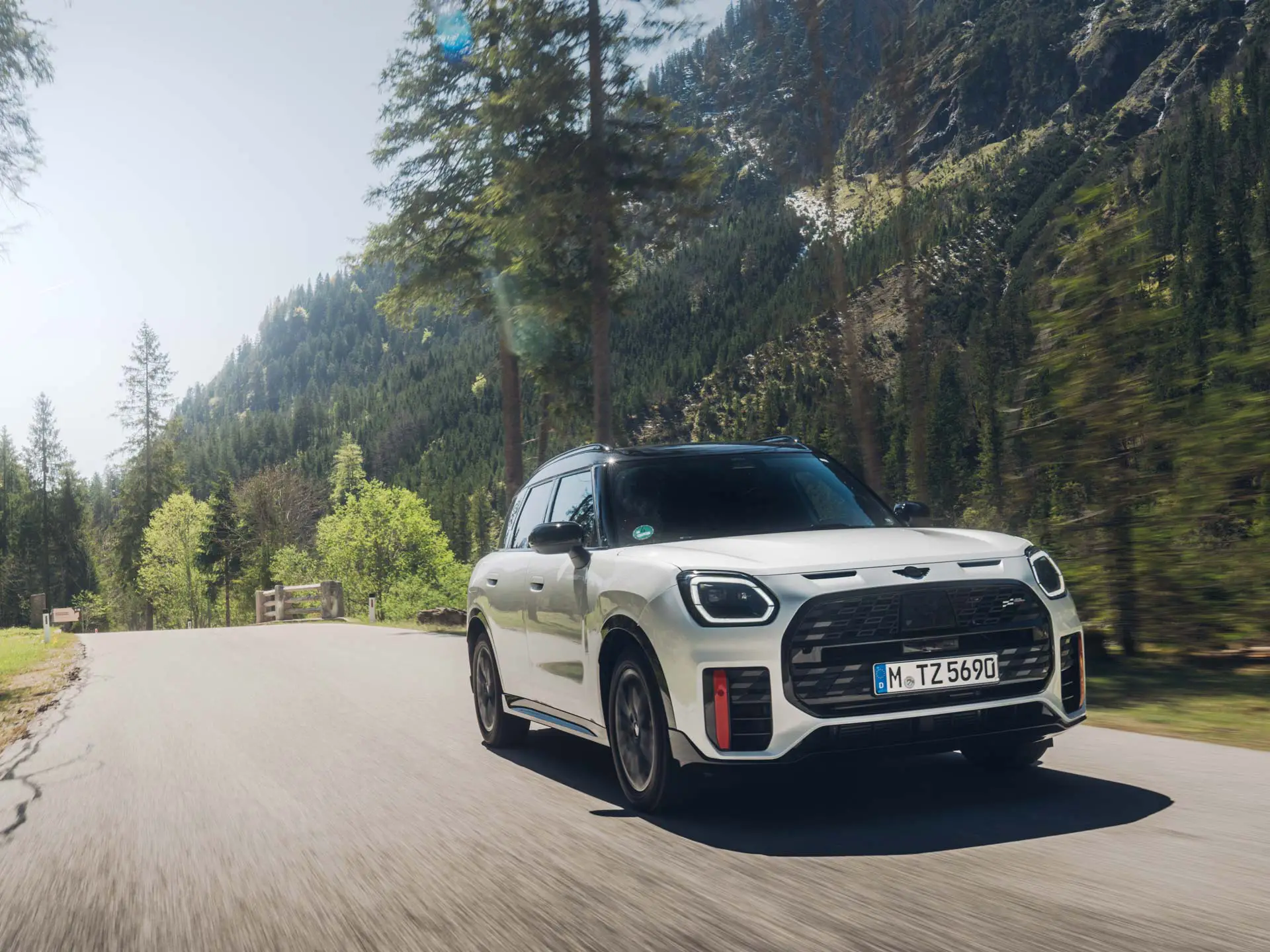 MINI Countryman σε επαρχιακό δρόμο.