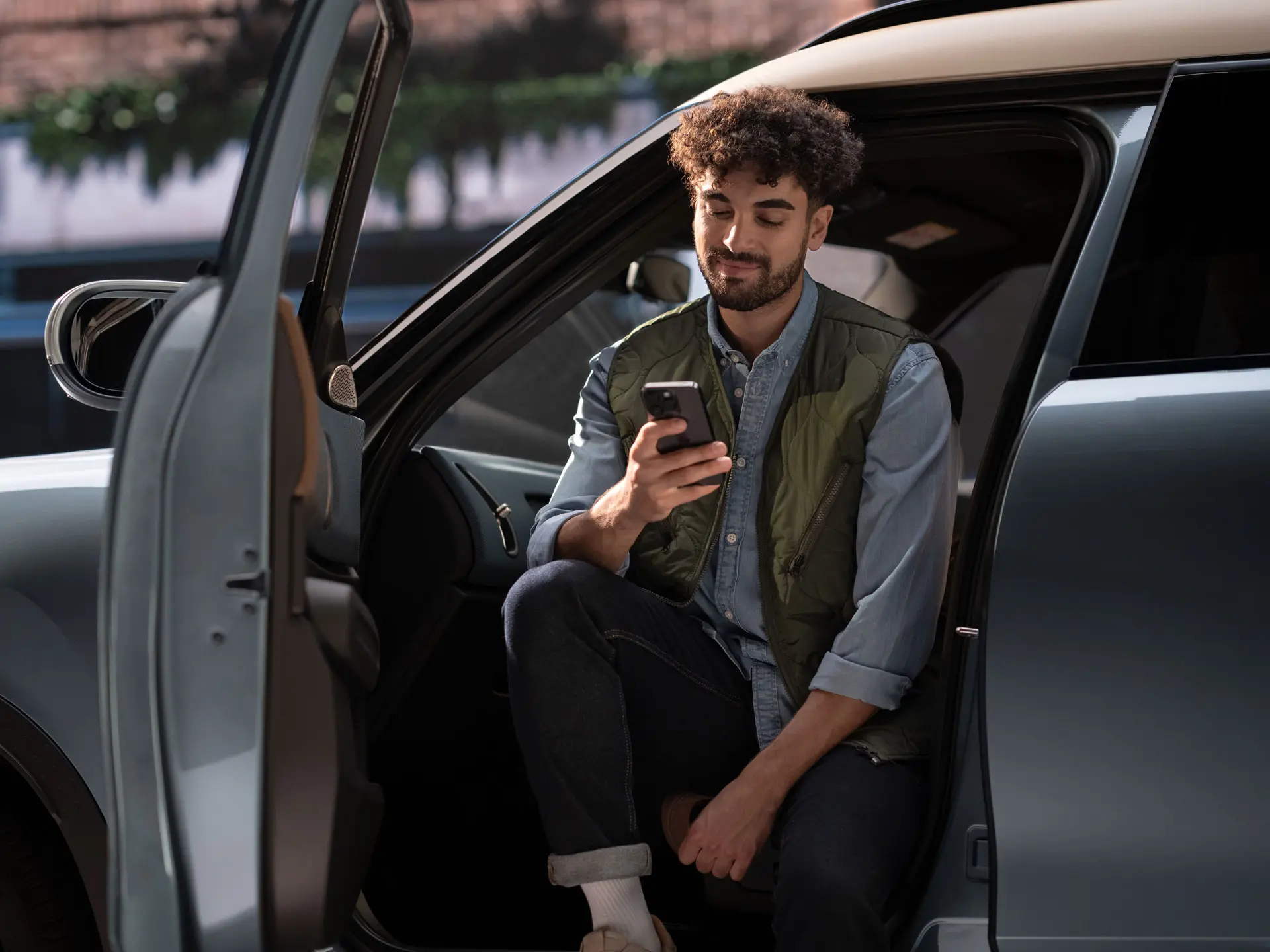 Άντρας κλείνει ραντεβού για service χρησιμοποιώντας το κινητό του τηλέφωνο.