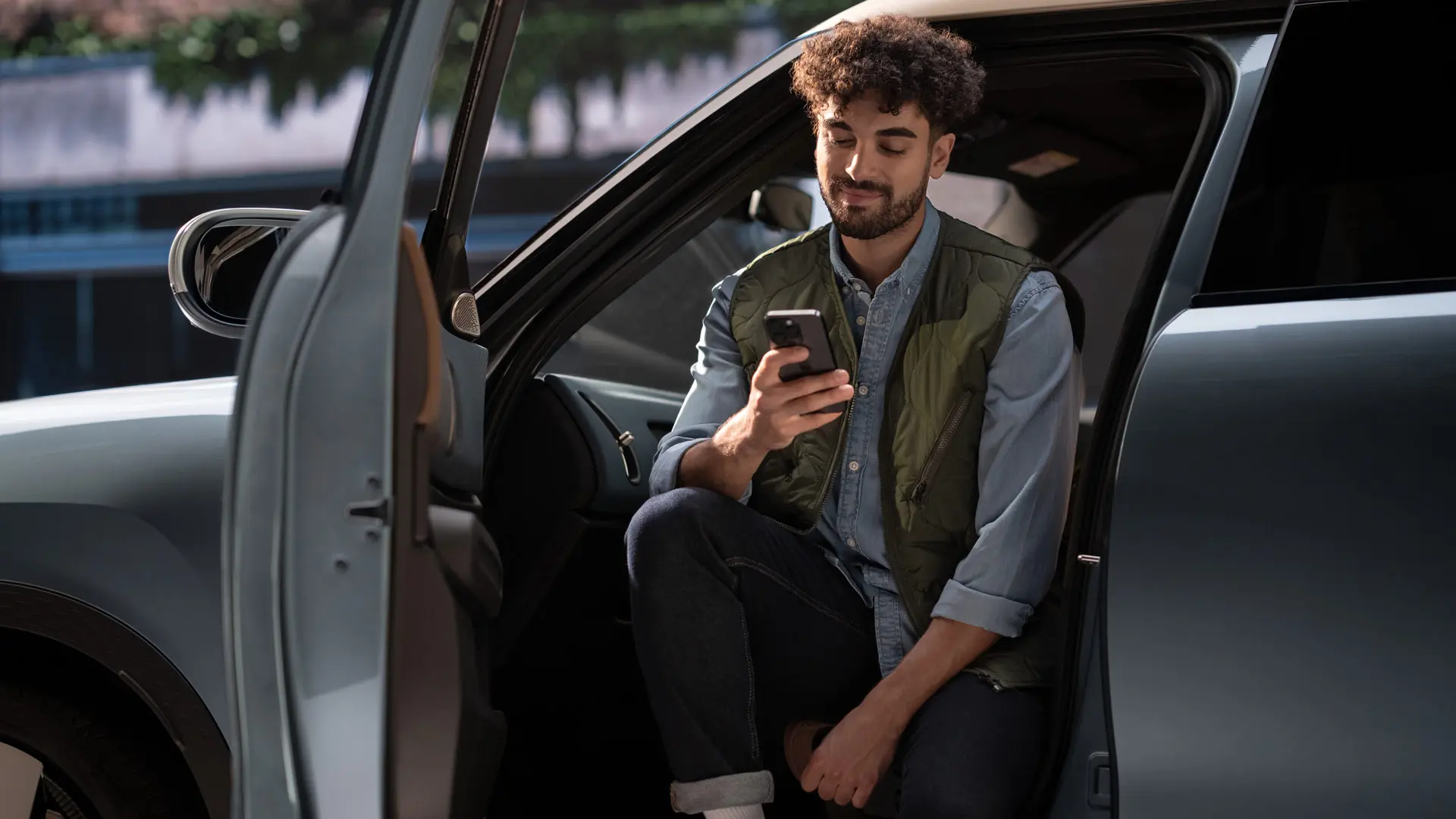 Άντρας κλείνει ραντεβού για service χρησιμοποιώντας το κινητό του τηλέφωνο.