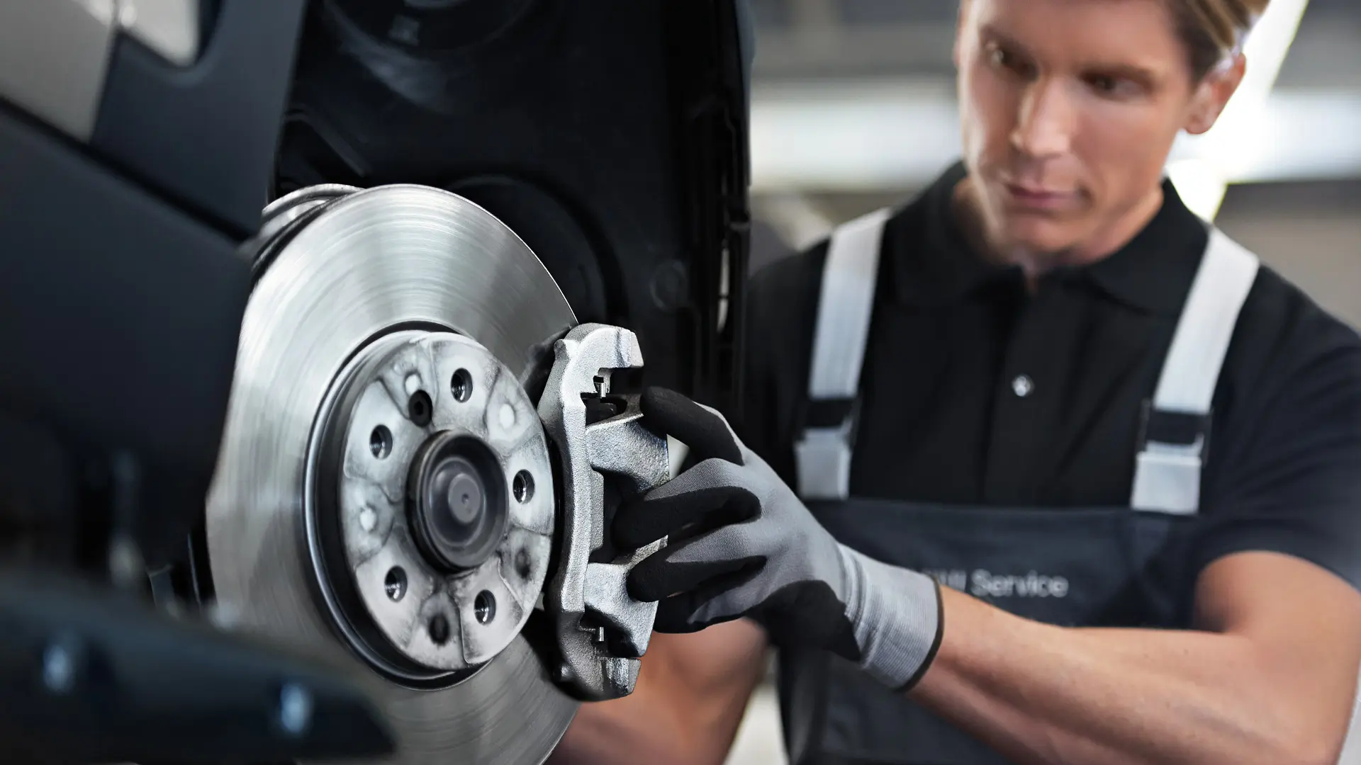 Υπάλληλος MINI ελέγχει τα φρένα