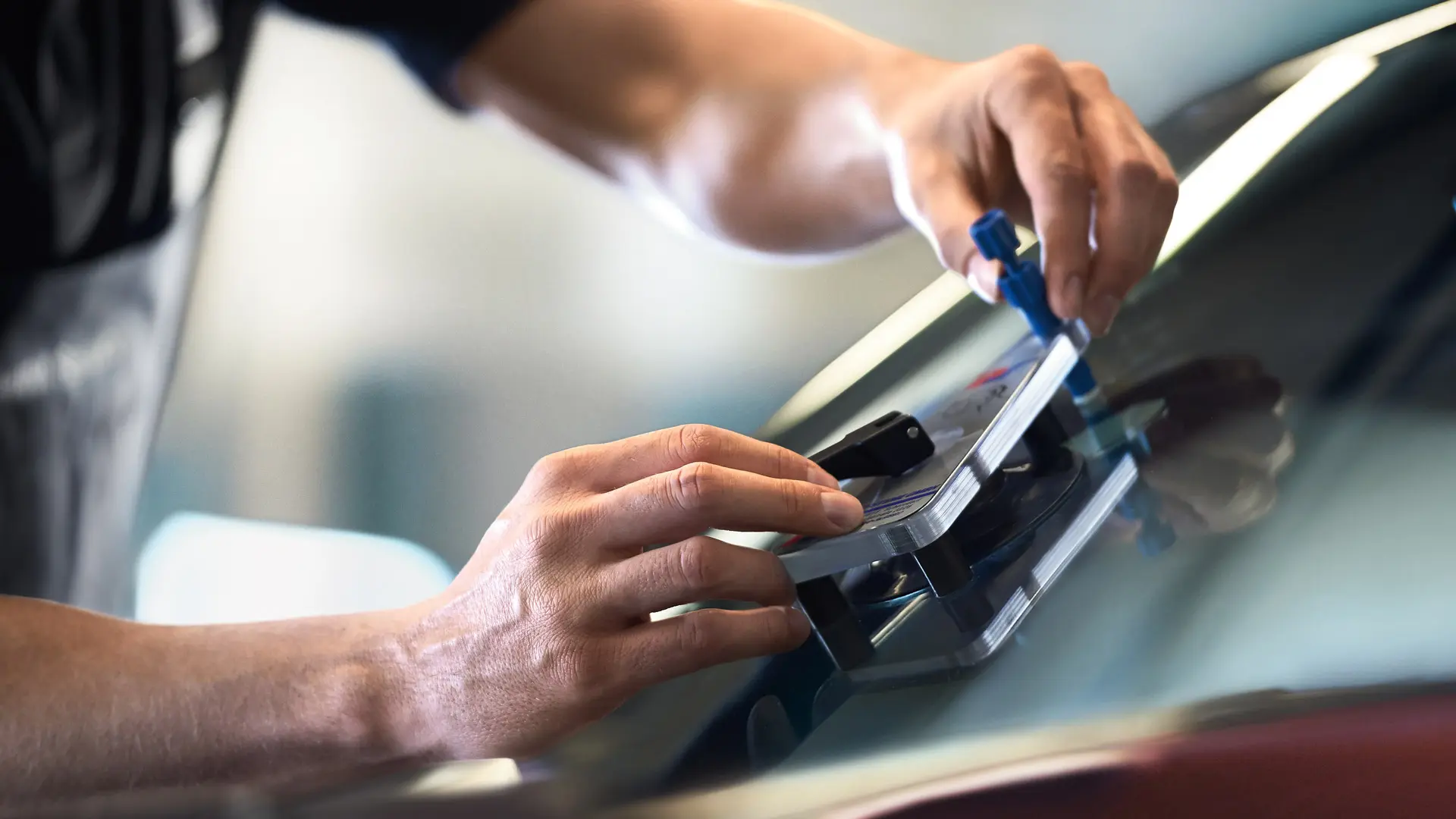 Υπάλληλος MINI επισκευάζει κρύσταλλο