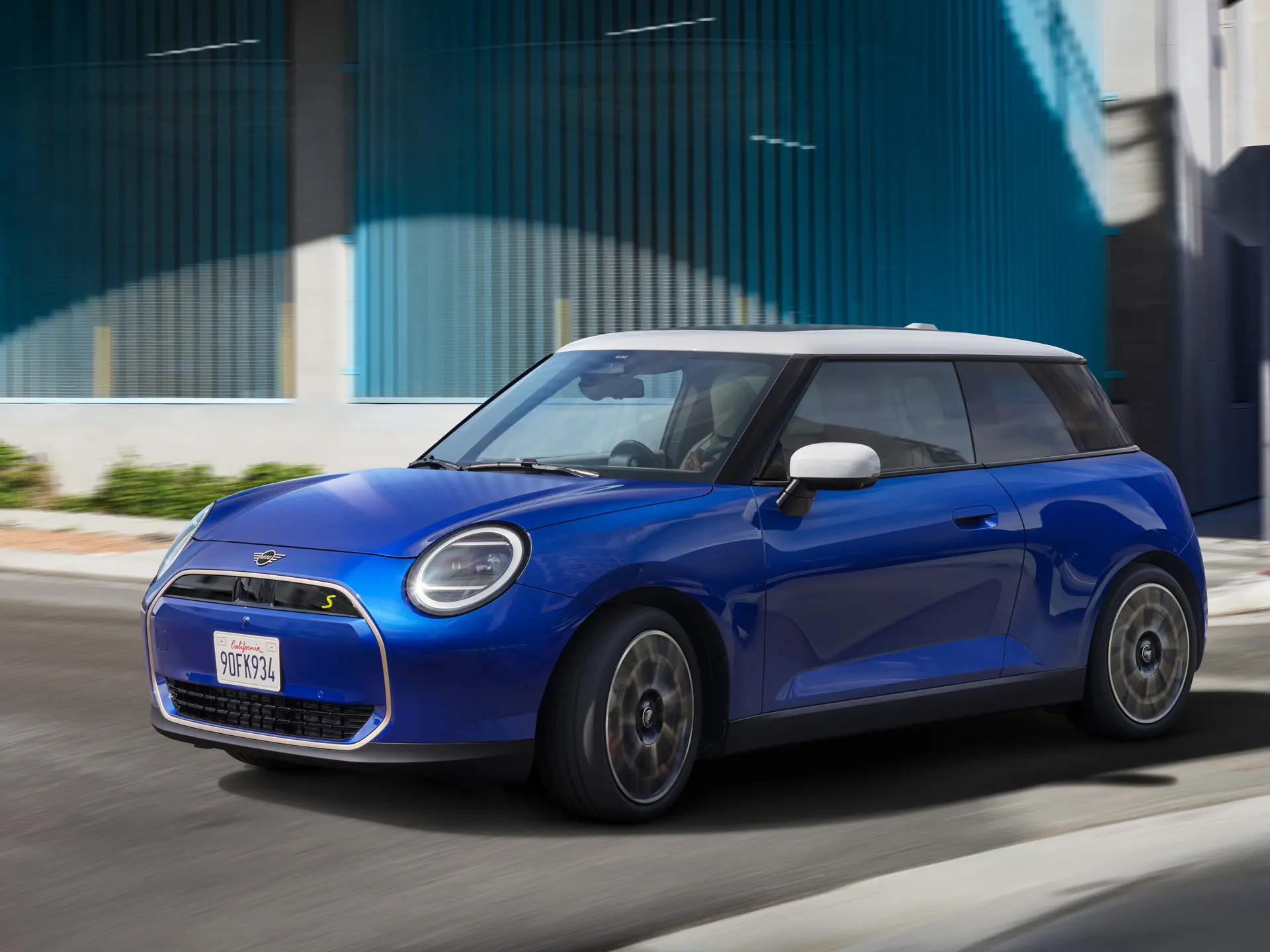 Ένα MINI Cooper κινείται δυναμικά