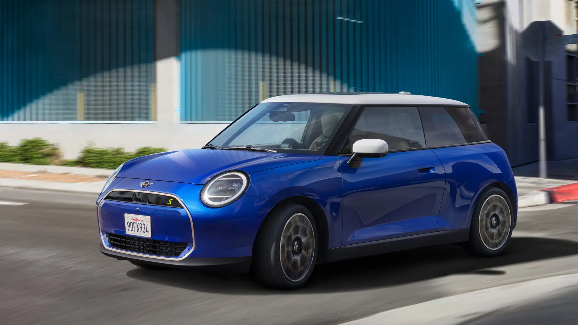 Ένα MINI Cooper κινείται δυναμικά