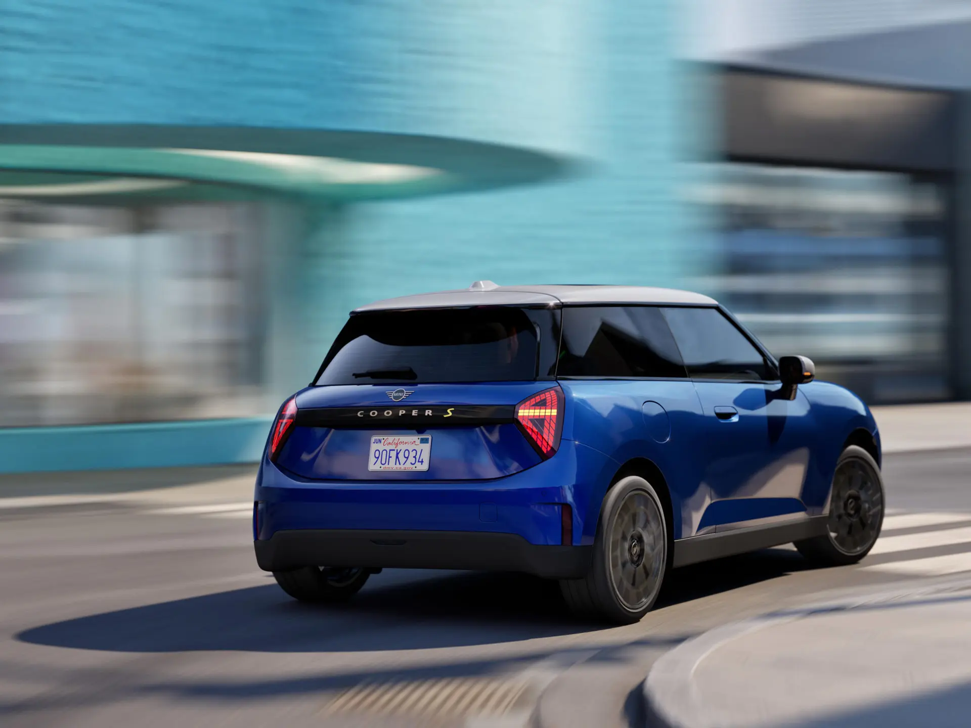 Ένα MINI Cooper κινείται δυναμικά σε μία στροφή.