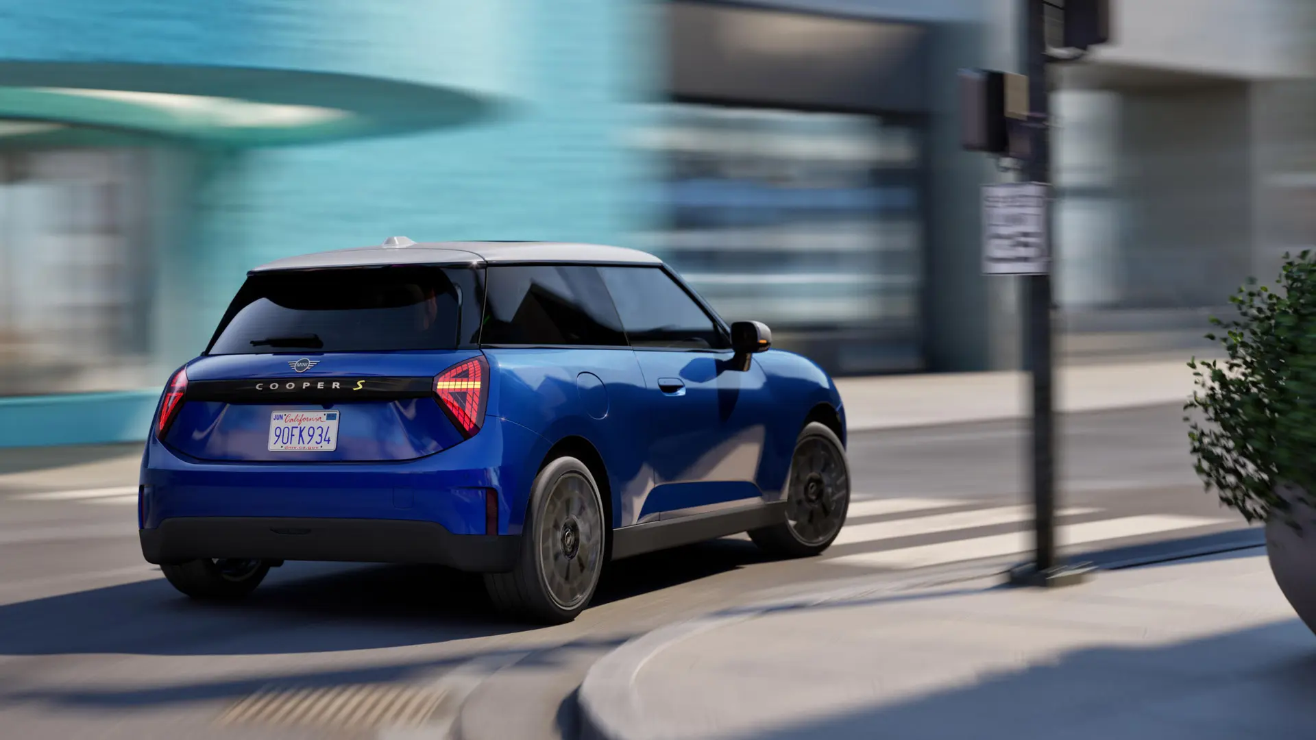 Ένα MINI Cooper κινείται δυναμικά σε μία στροφή.