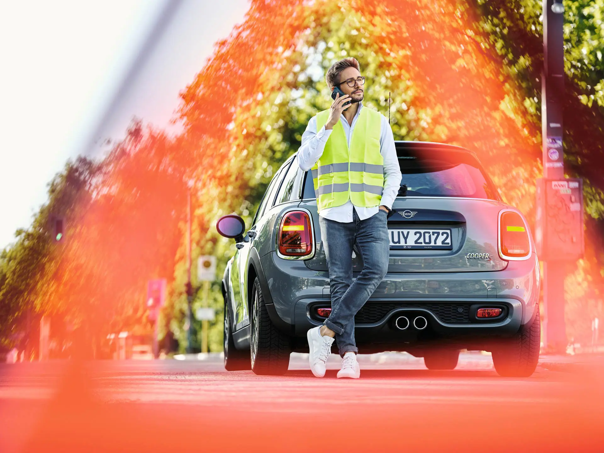 Άντρας περιμένει την Οδική Βοήθεια MINI.