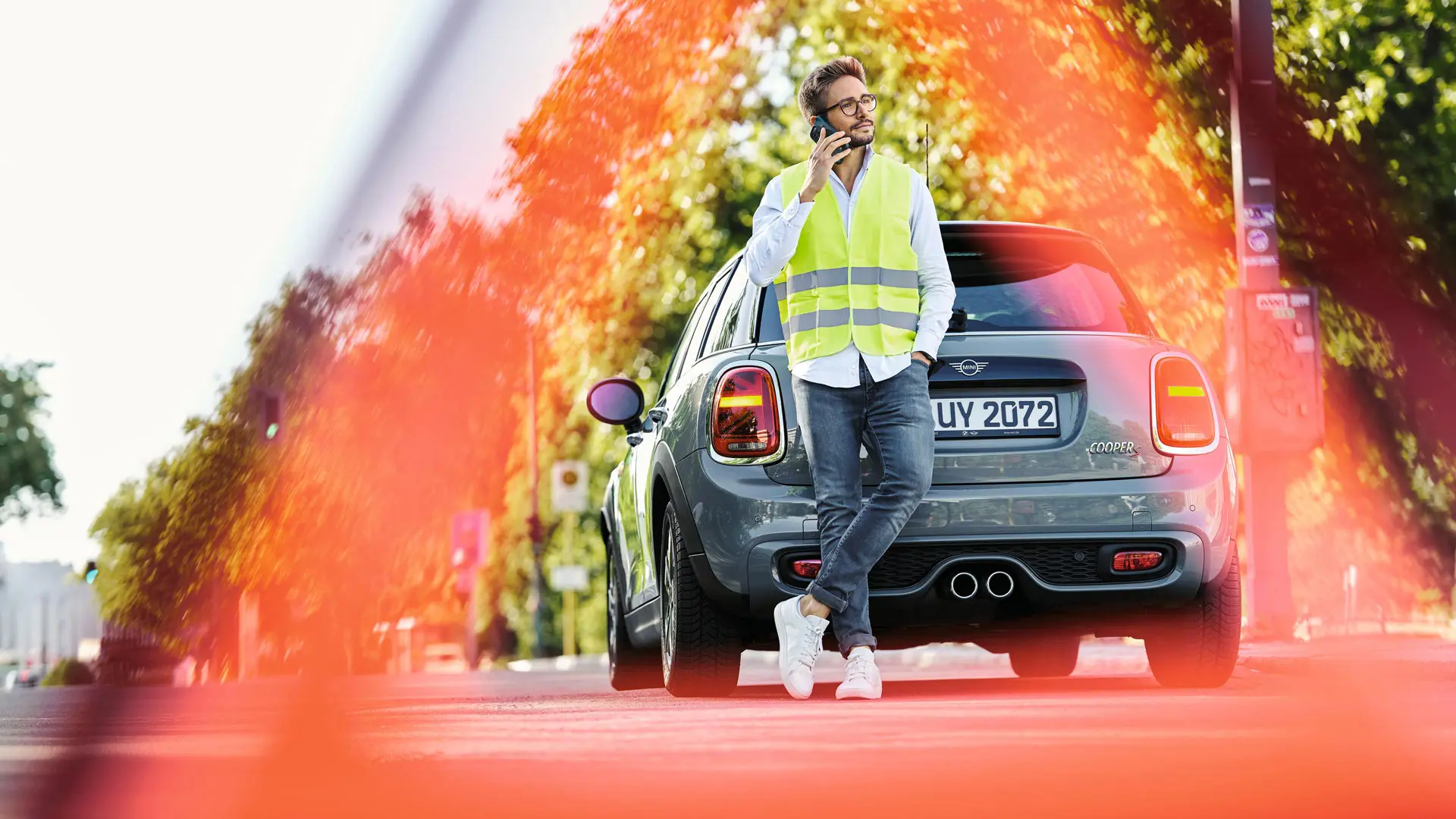 Άντρας περιμένει την Οδική Βοήθεια MINI.