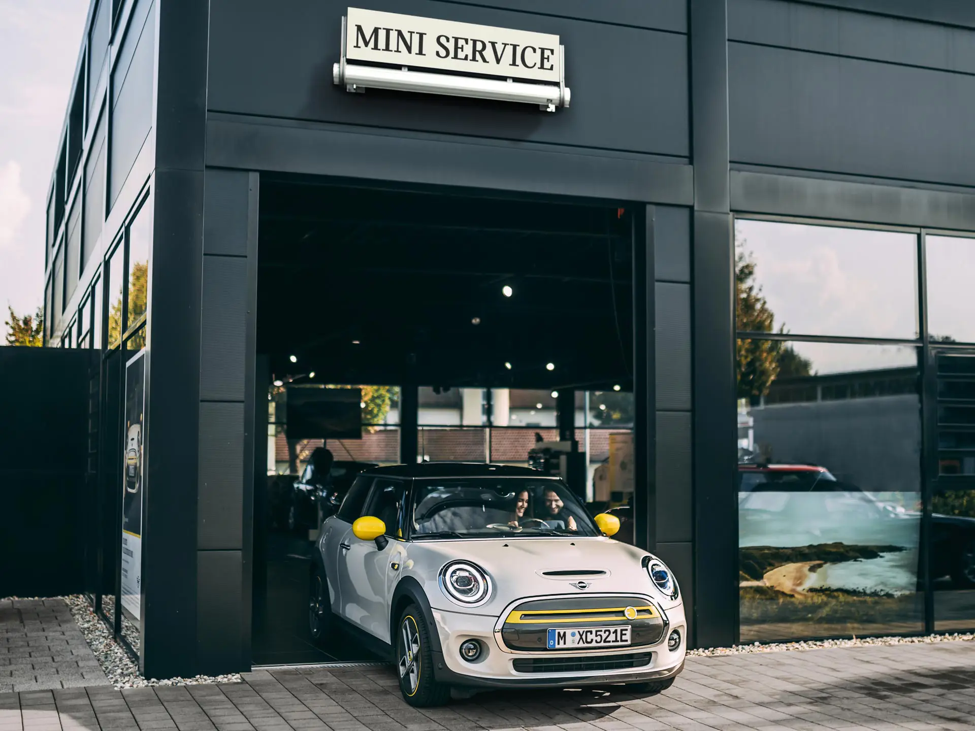 Ένα MINI φεύγει από τον Εξουσιοδοτημένο Επισκευαστή MINI.
