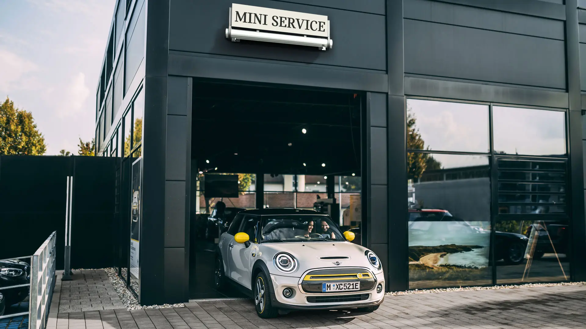 Ένα MINI φεύγει από τον Εξουσιοδοτημένο Επισκευαστή MINI.