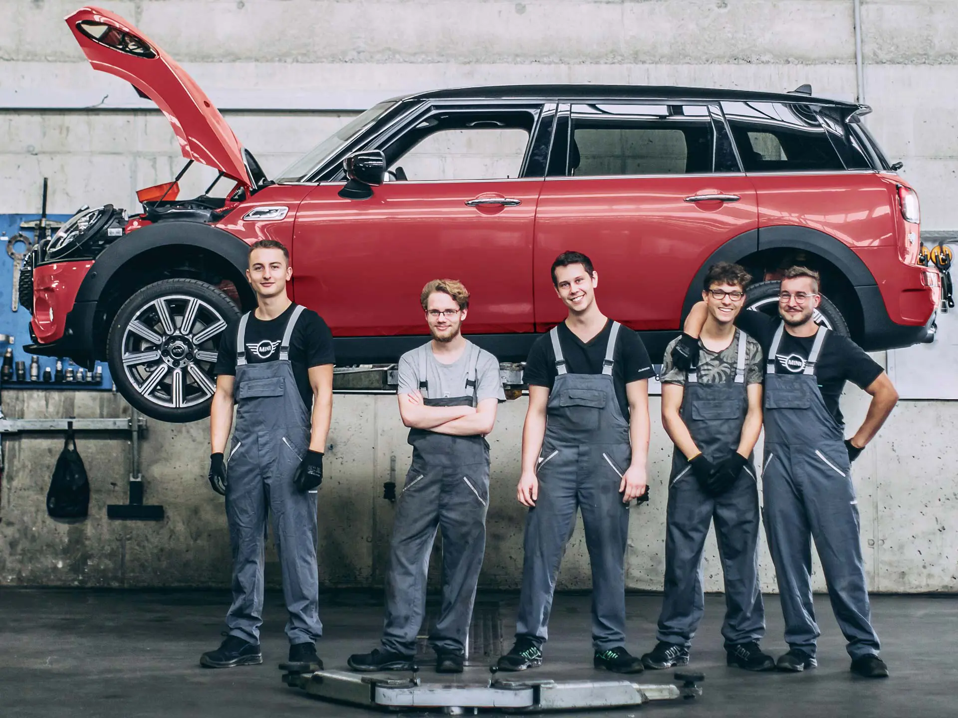 Τεχνικοί του MINI Service μπροστά από ένα MINI Countryman σε ράμπα.