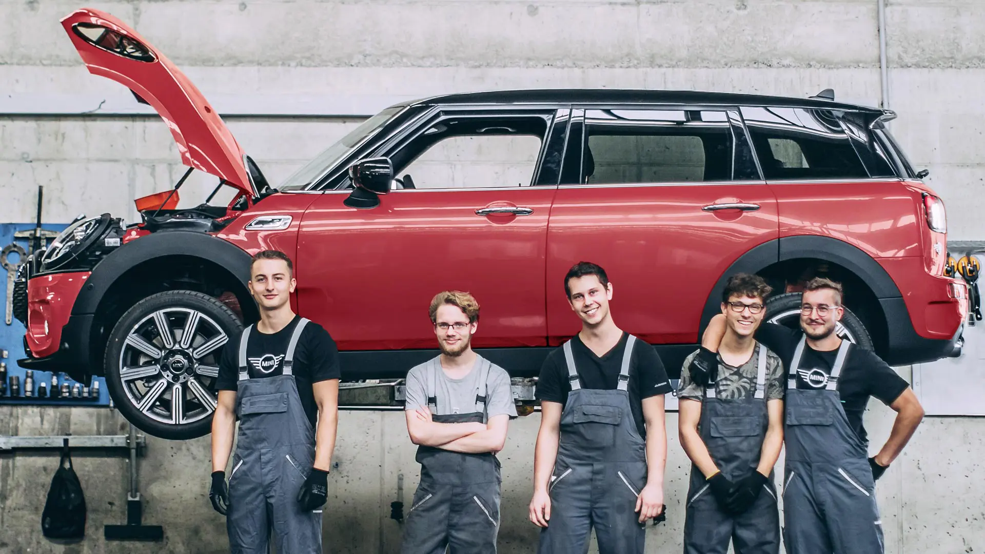 Τεχνικοί του MINI Service μπροστά από ένα MINI Countryman σε ράμπα.