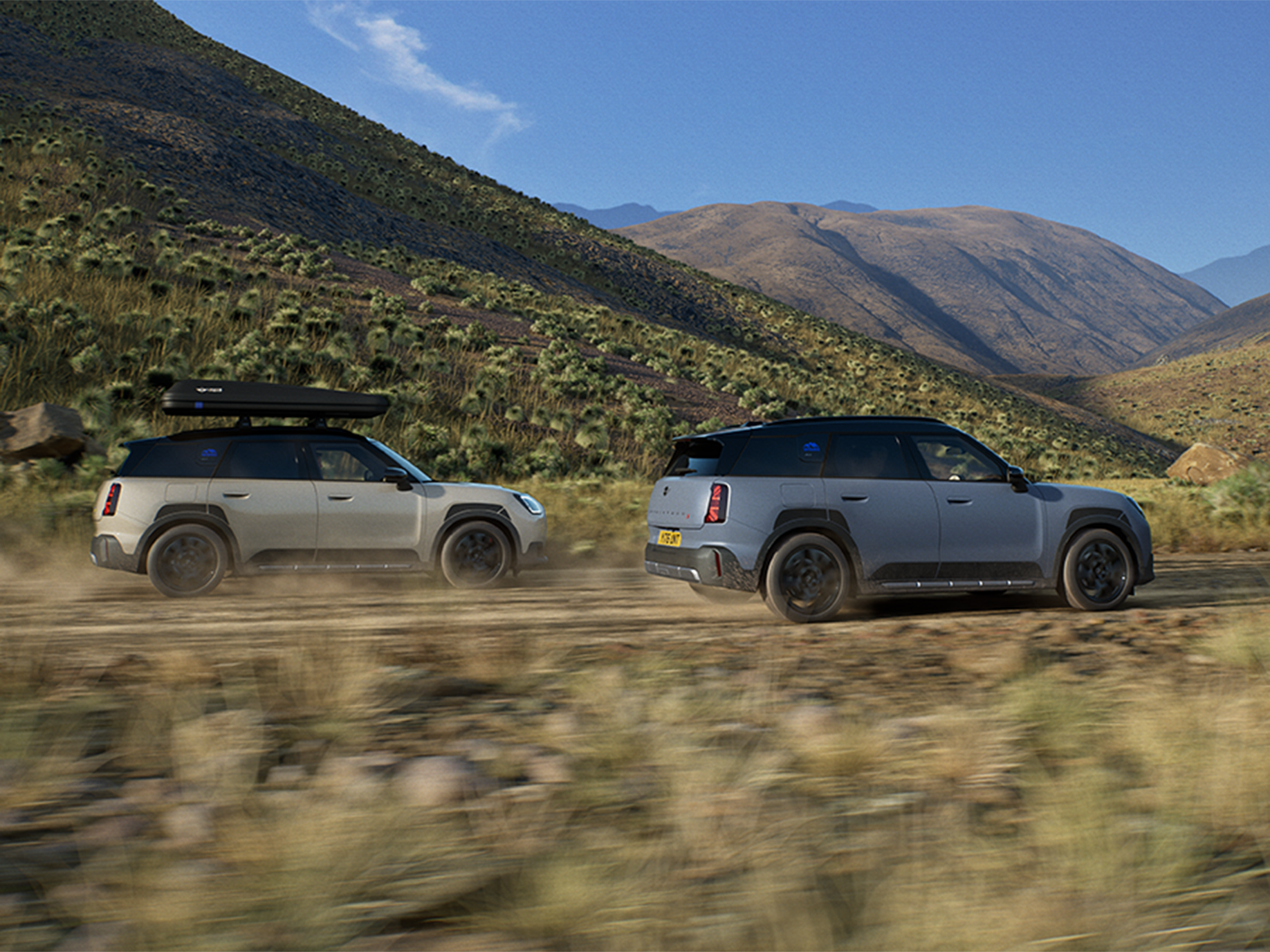Εικόνα δύο αυτοκινήτων MINI Countryman Untamed Edition που πλησιάζουν από πίσω.