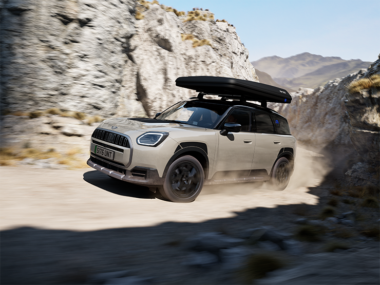 Εικόνα του MINI Countryman Untamed Edition σε κίνηση, από μπροστά.