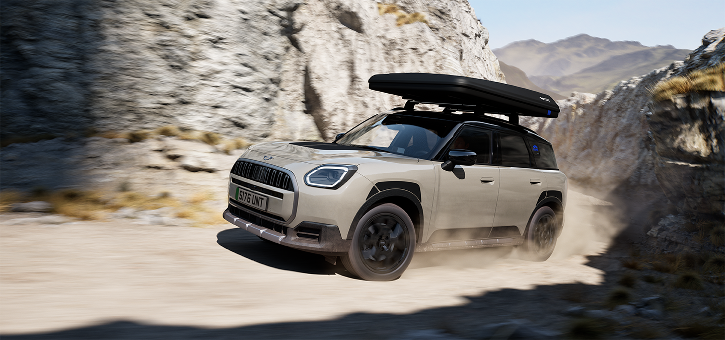 Εικόνα του MINI Countryman Untamed Edition σε κίνηση, από μπροστά.