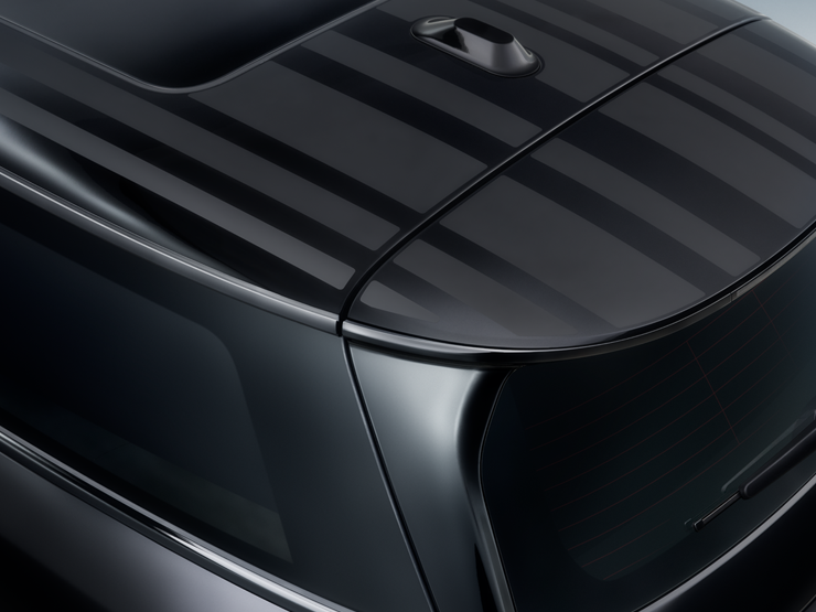 Κοντινή λήψη από επάνω της οροφής του MINI Paul Smith Edition σε μαύρο χρώμα αντίθεσης με μοναδικό σχέδιο ρίγας