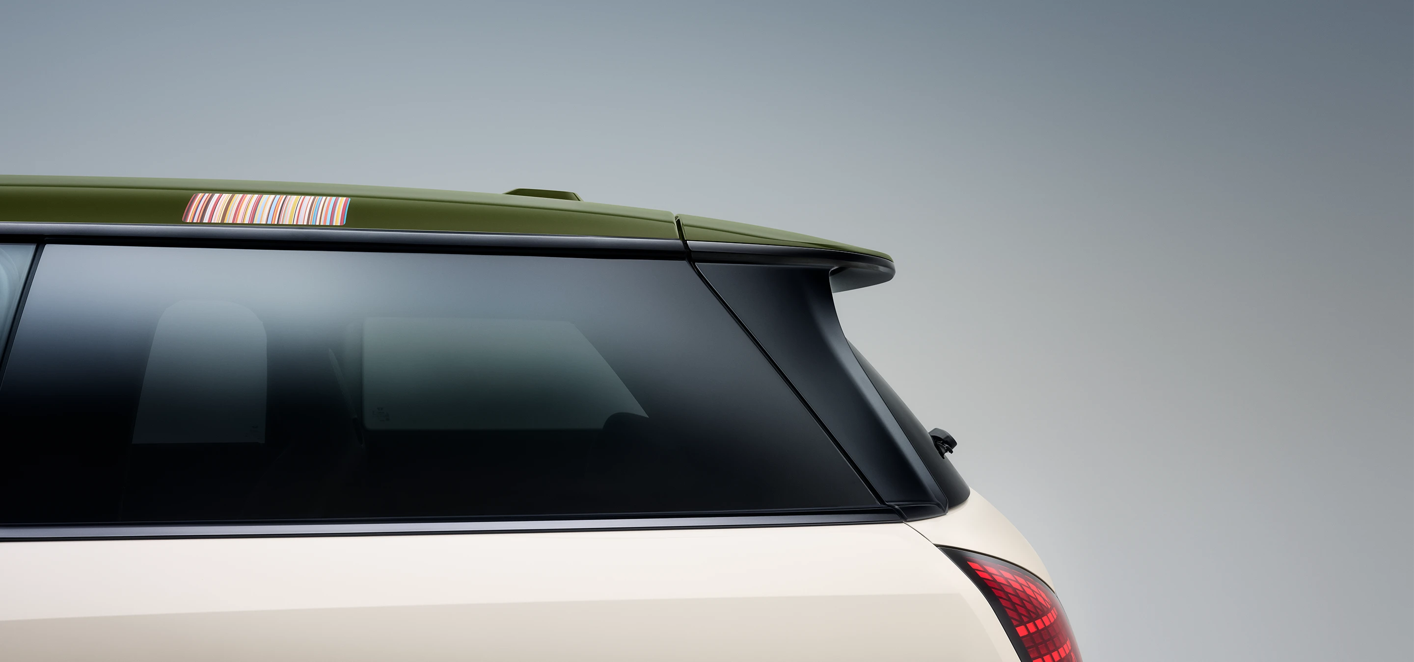 Πλάγια όψη της οροφής του MINI Paul Smith σε χρώμα αντίθεσης Nottingham Green