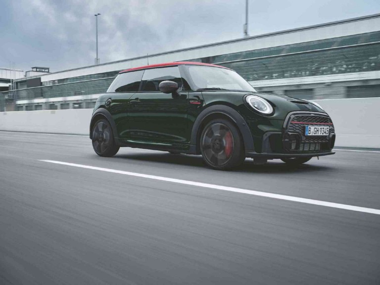 MINI John Cooper Works – πράσινο και μαύρο – σταρ της ασφάλτου