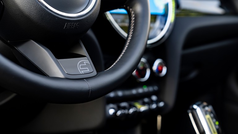 Αμιγώς Ηλεκτρικό MINI Cabrio - τιμόνι με badge