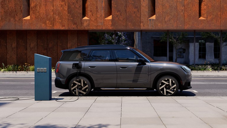 MINI Ηλεκτροκίνηση- Countryman πλευρική όψη