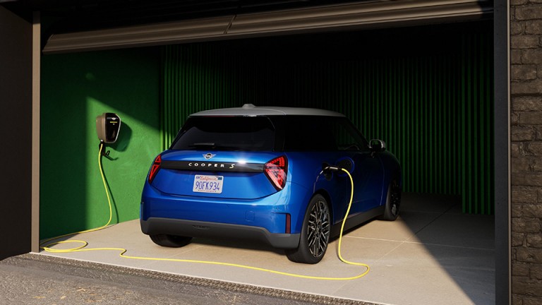 MINI Ηλεκτροκίνηση - 100% ηλεκτρικό mini cooper οπίσθια όψη