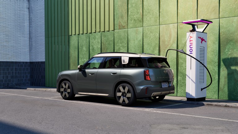 Ηλεκτρική κινητικότητα MINI - φόρτιση - U25E σε σταθμό φόρτισης
