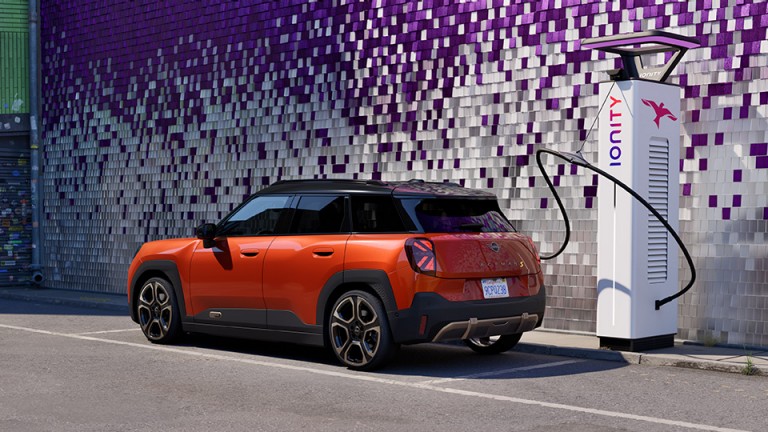 Ηλεκτρική κινητικότητα MINI - MINI Aceman σε σταθμό φόρτισης