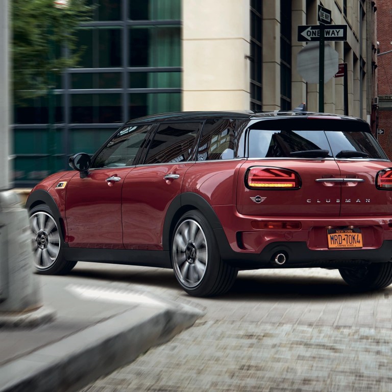 MINI Clubman - κόκκινο και μαύρο - πίσω όψη με πίσω φωτιστικά σώματα Union Jack