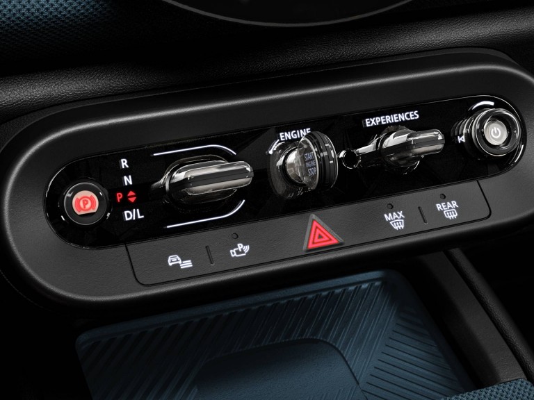 Αμιγώς ηλεκτρικό MINI Countryman - εσωτερική σχεδίαση - μπάρα διακοπτών