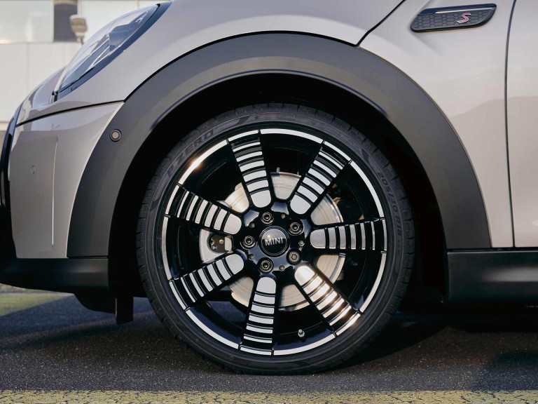Τρίθυρο MINI – ζάντες ελαφρού κράματος 18" 