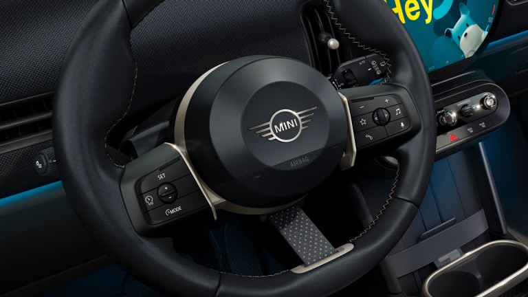 Τρίθυρο MINI Cooper - εσωτερική σχεδίαση - μεγαλύτερος ενθουσιασμός