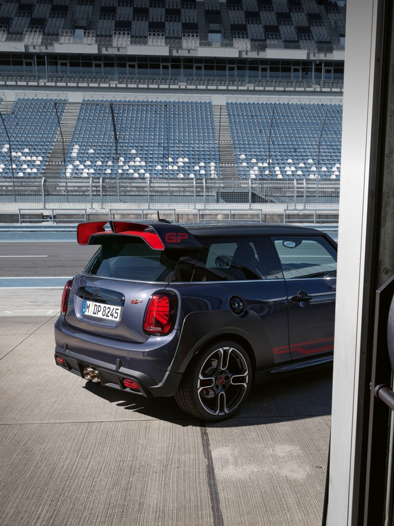 MINI John Cooper Works GP – γκρι και κόκκινο – πλαϊνή όψη