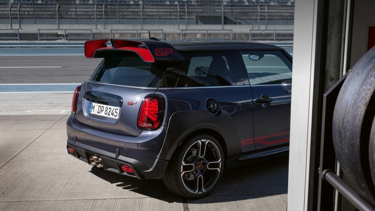 MINI John Cooper Works GP – γκρι και κόκκινο – πλαϊνή όψη