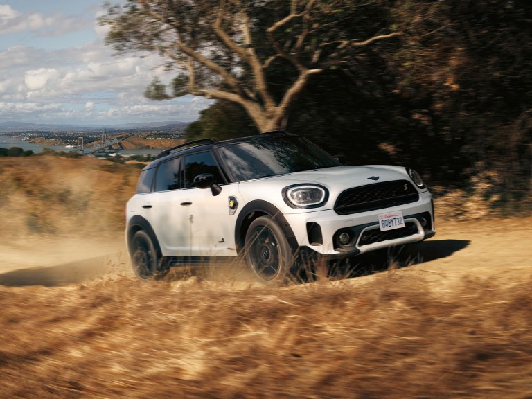 Plug-In υβριδικό MINI – πράσινο και μαύρο – χώροι