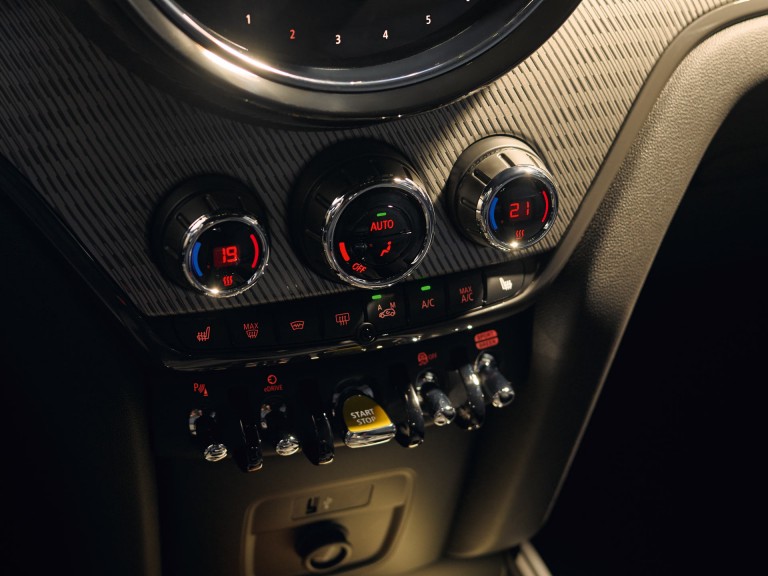 MINI PHEV – εσωτερικό – κίτρινες λεπτομέρειες