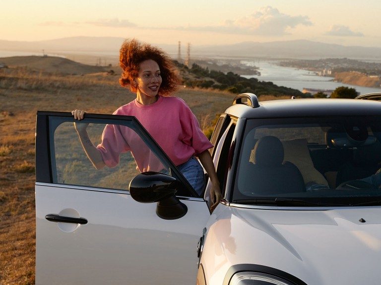 MINI Cooper Countryman SE  – ασημί και μαύρο – πλαϊνή λήψη