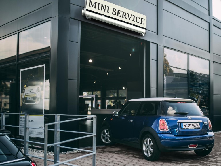 MINI Service - τρίθυρο hatch μπαίνει στο συνεργείο